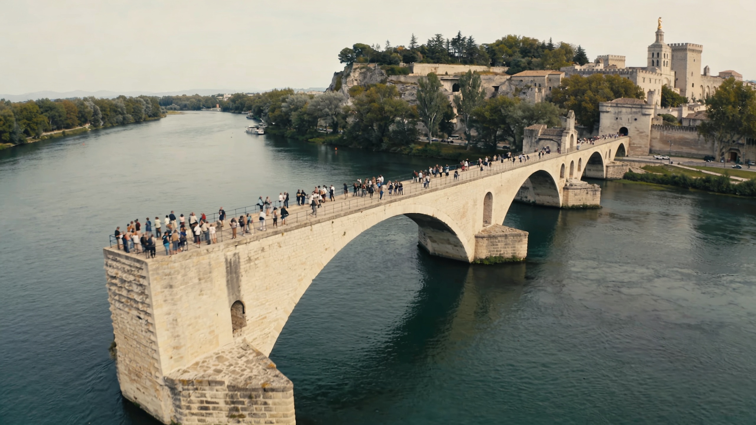 vue aerienne d Avignon avec foules sur pont