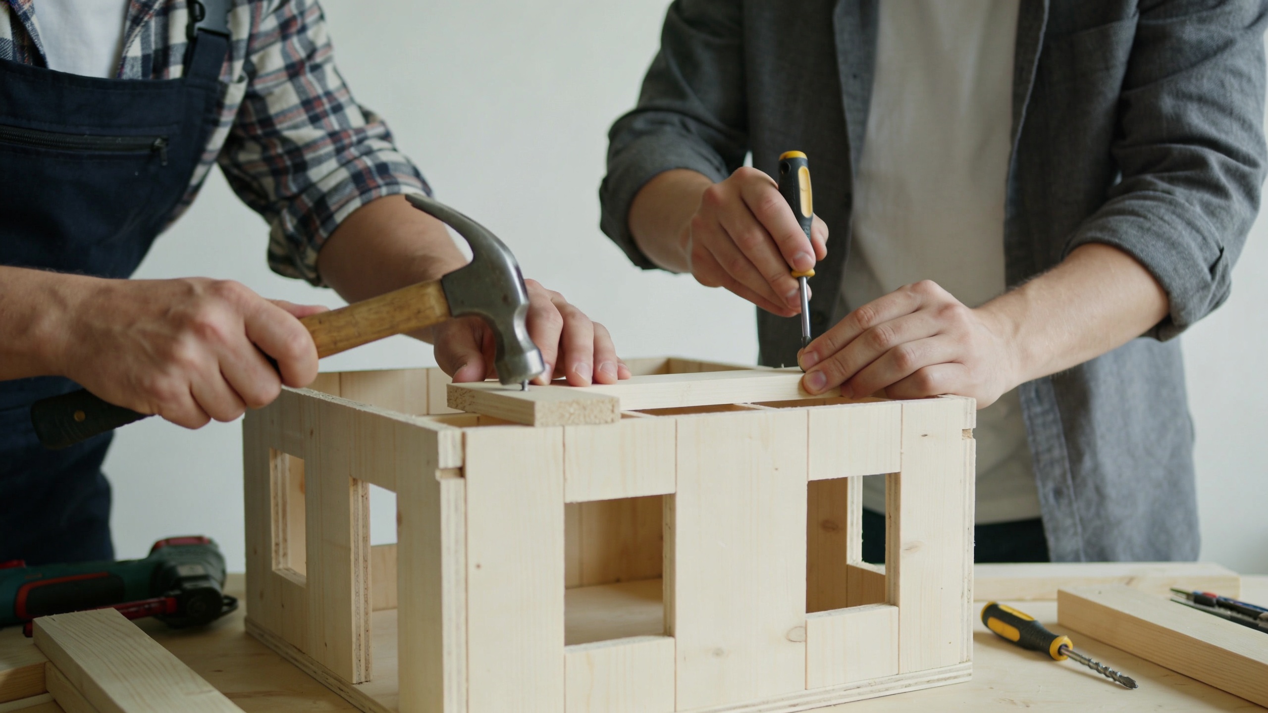 Ouvriers assemblant modules de maison en bois claire