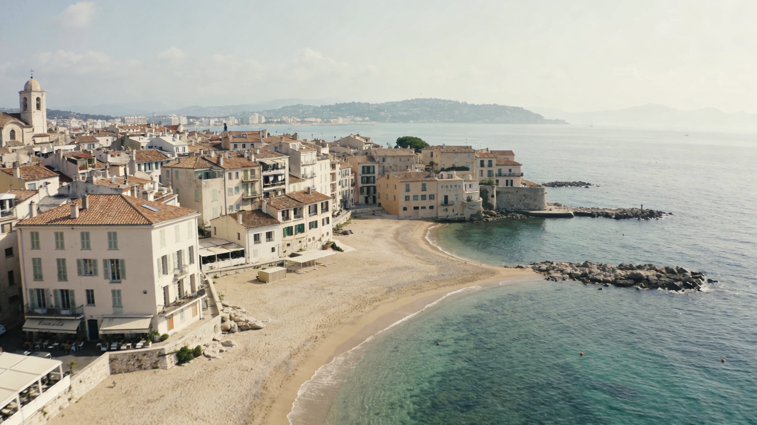 vue aerienne d Antibes avec immeubles et plage
