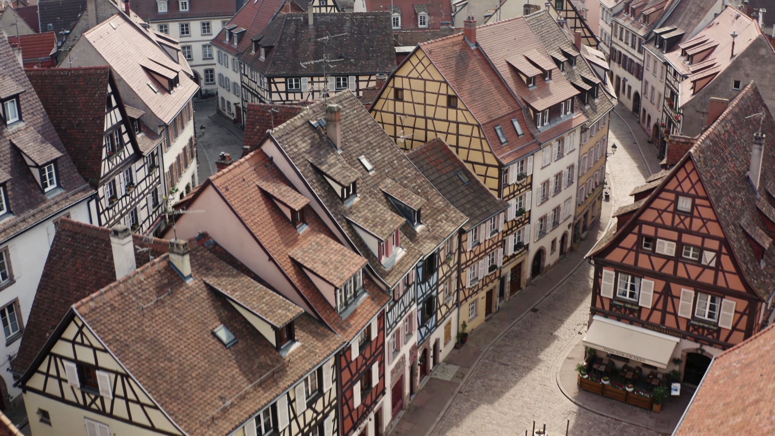 vue aerienne de Colmar avec rues et toits