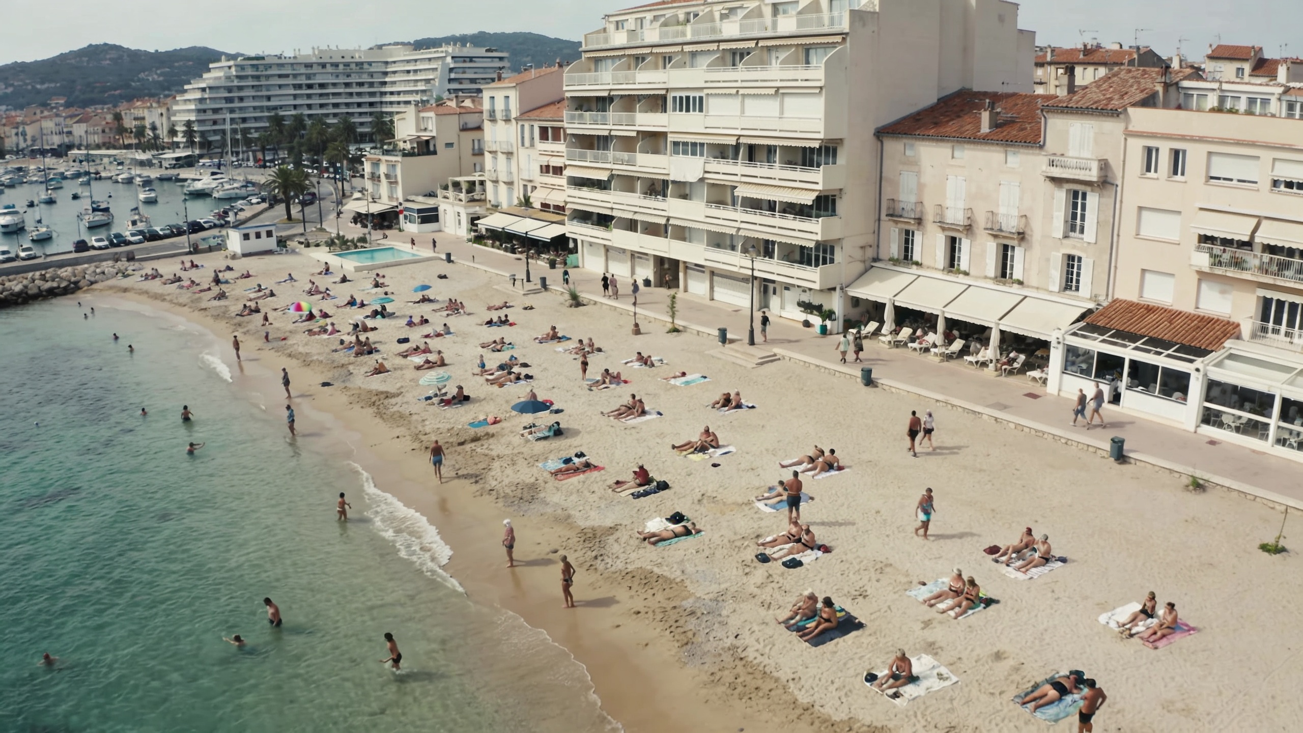 vue aerienne de La Seyne sur Mer avec immeubles et plage crowded