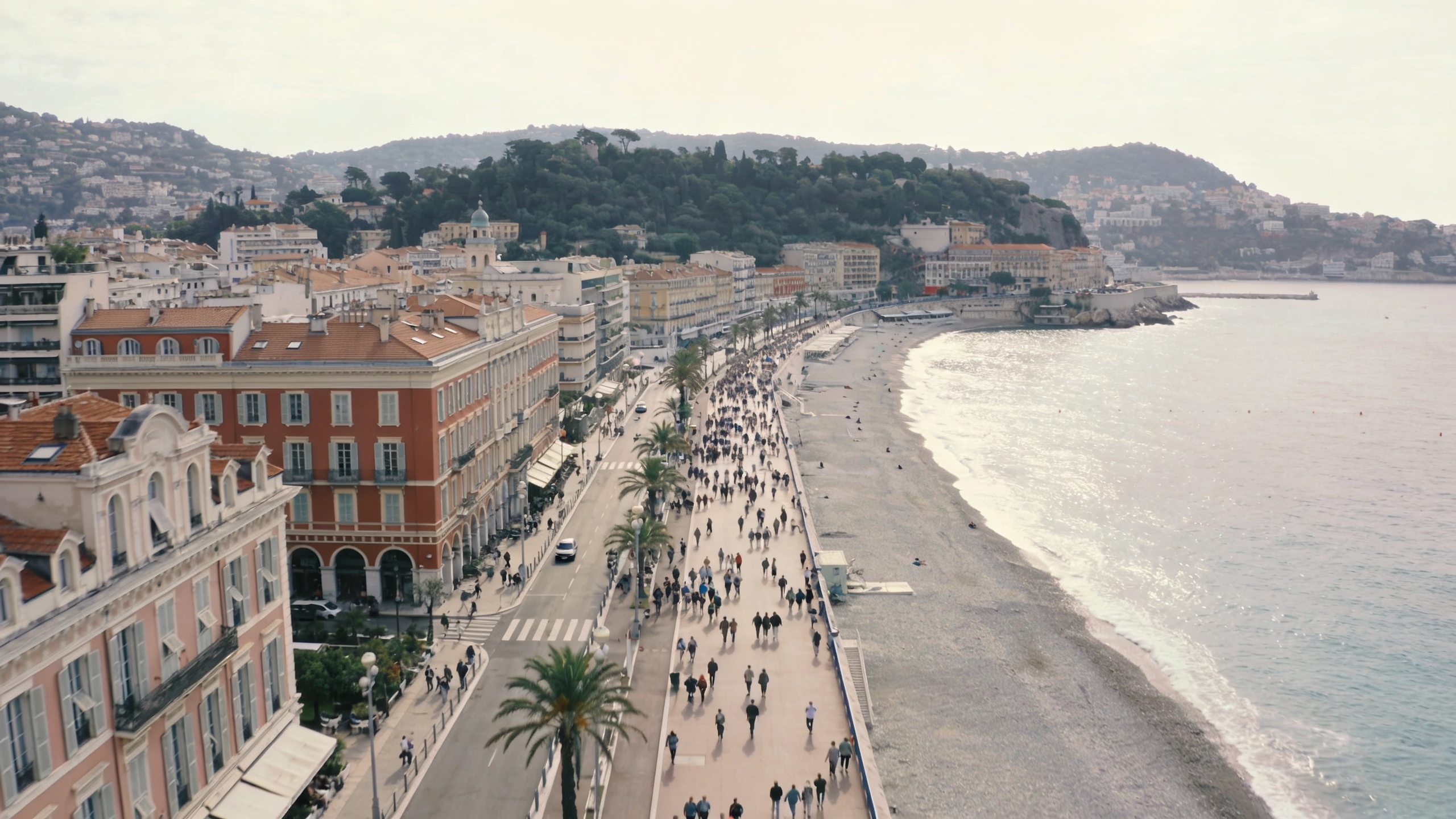 Vue aerienne de Nice avec foule sur la promenade