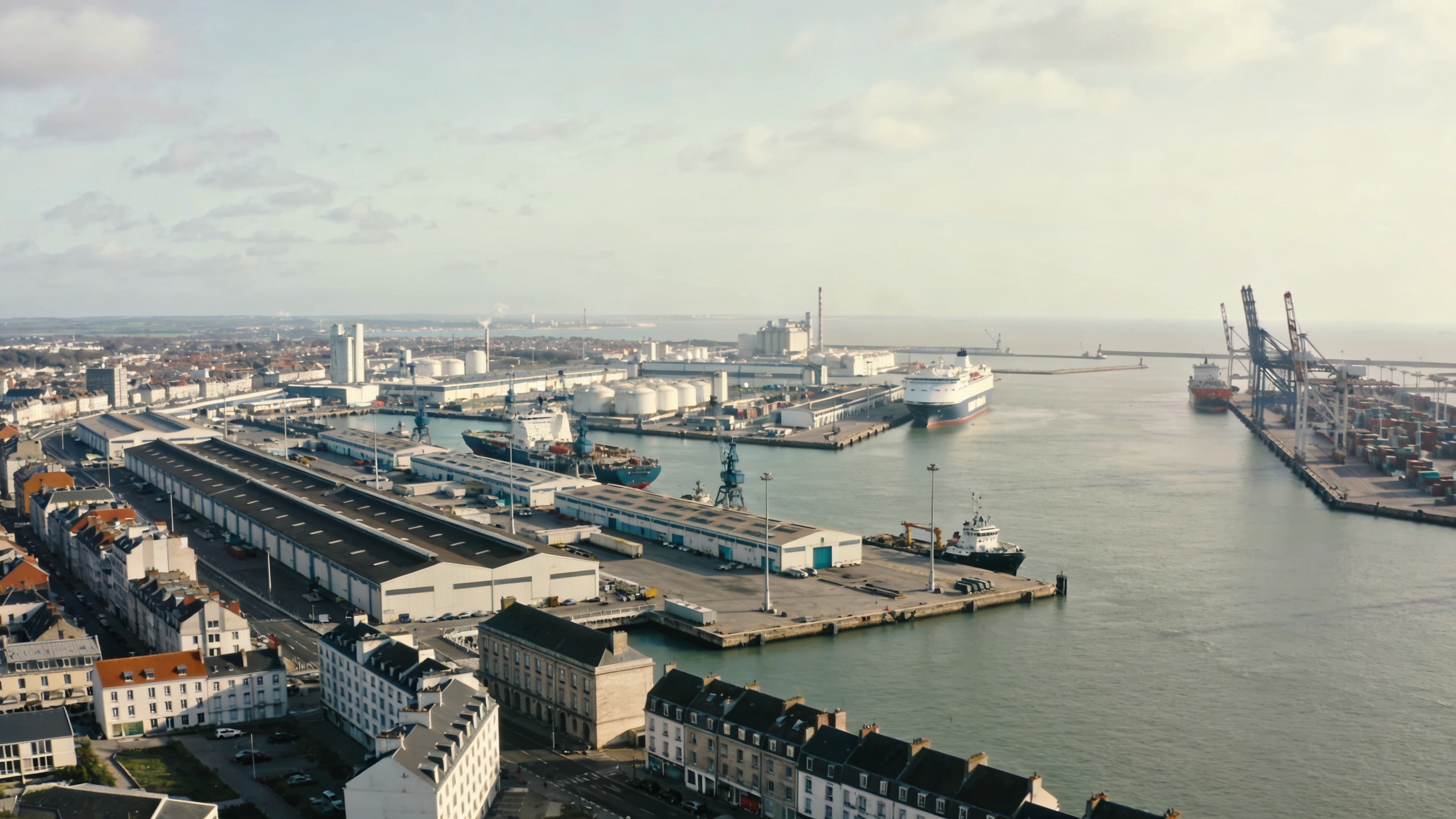 Vue aerienne du port de Dunkerque et des immeubles alentours