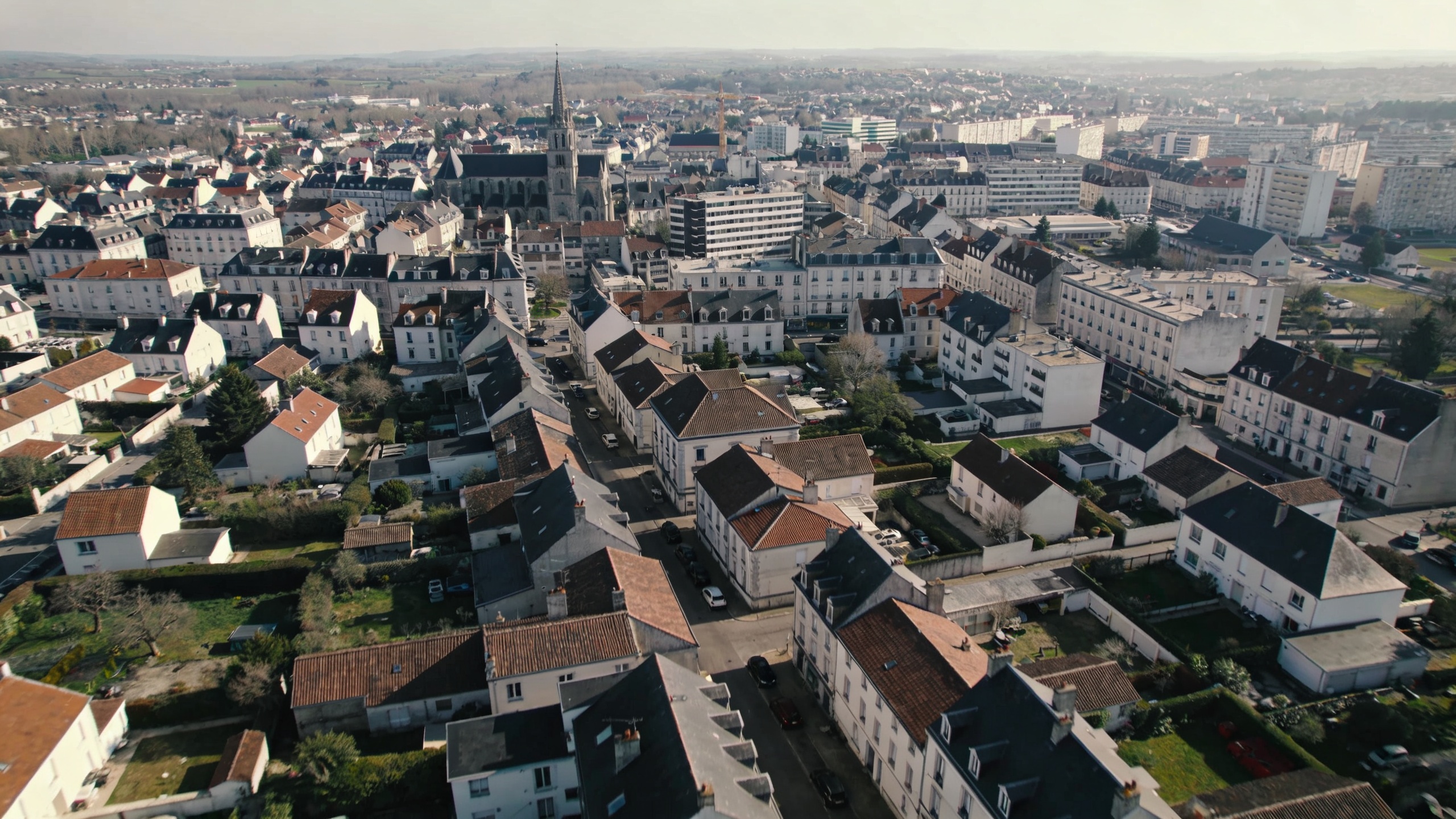 Vue aerienne de La Roche sur Yon avec quartiers residentiels et centre ville
