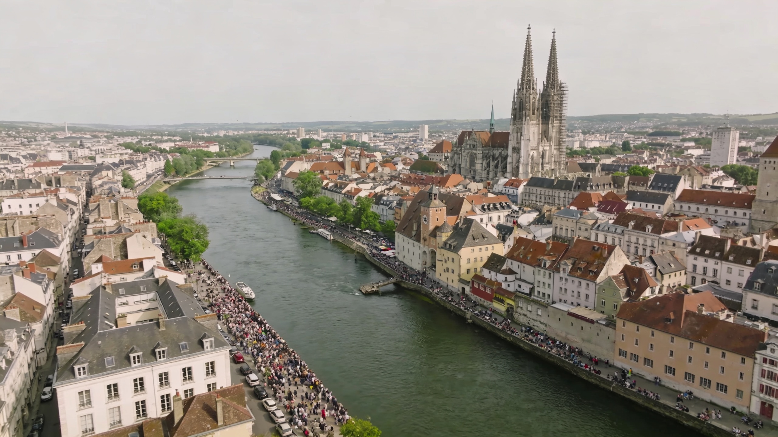 Vue aerienne de Rouen avec foules sur les quais