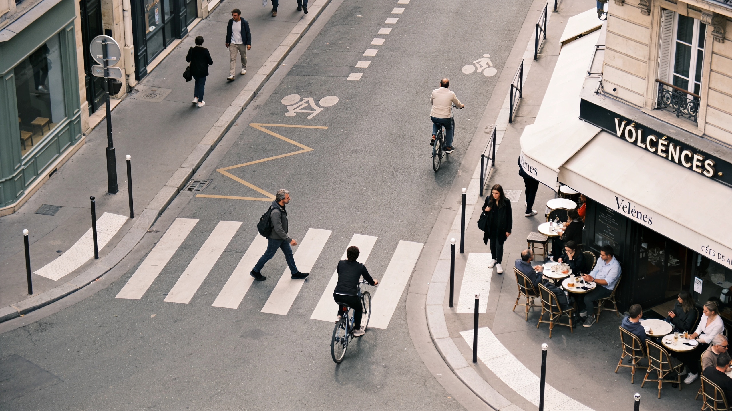 Vue aerienne de Vincennes avec habitants dans la rue