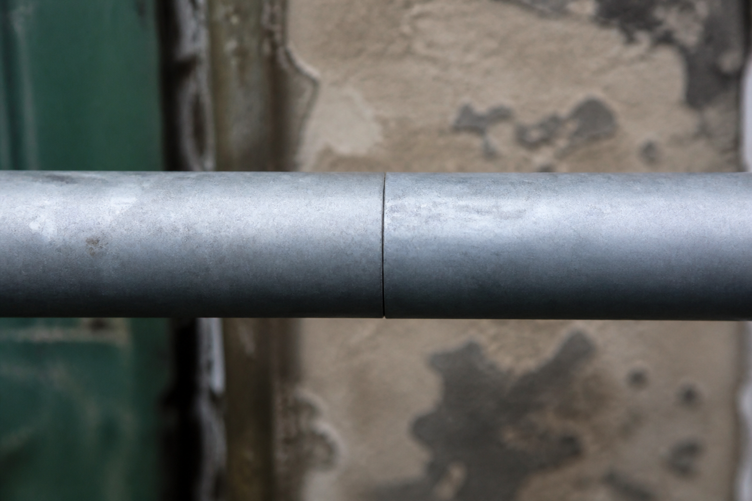 Deux tuyaux zinc horizontaux assembles sans soudure visible