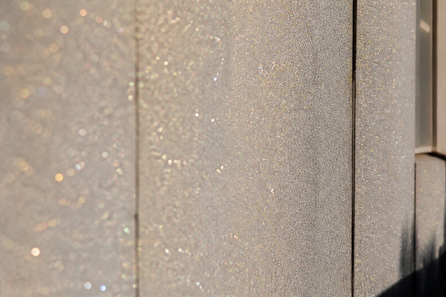 Mur peint scintillant avec paillettes brillantes recouvrant surface verticale