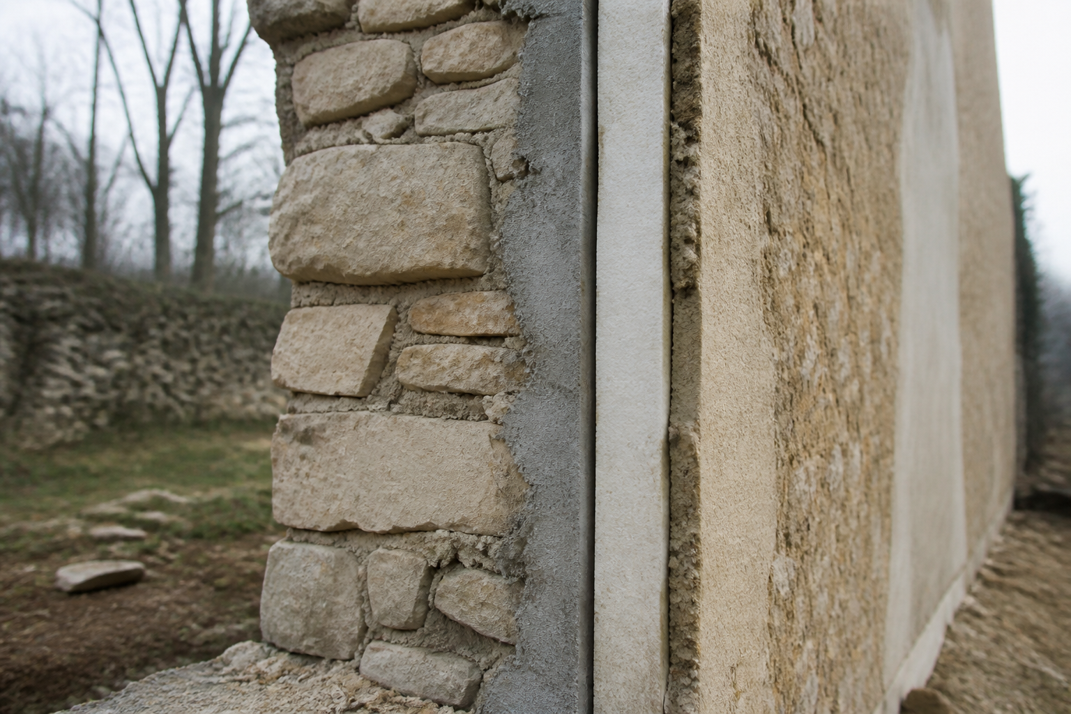 mur pierre ancien avec lame air isolante visible coupe transversale