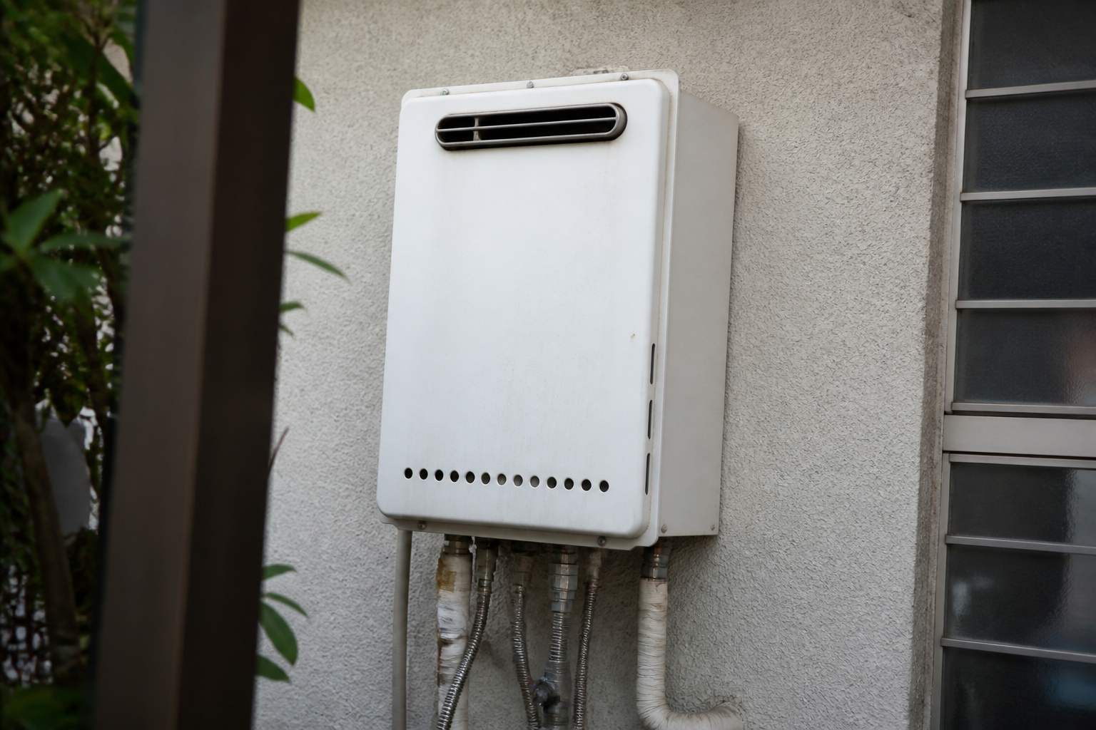 Appareil metallique blanc fixe au mur fournissant eau chaude