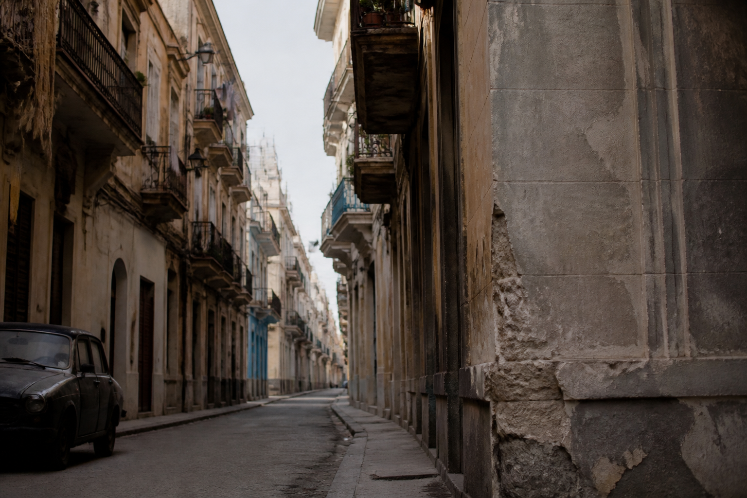 Rues etroites d'un quartier urbain delabr avec facades ternies