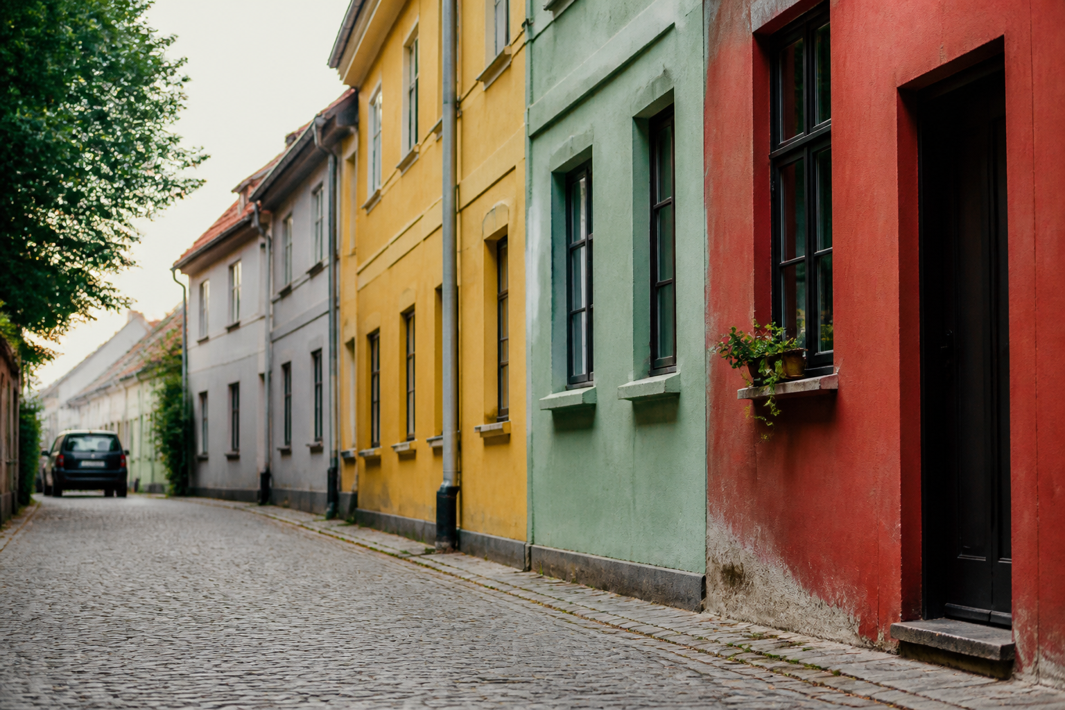 Immeubles colorés alignés le long d'une rue pavée