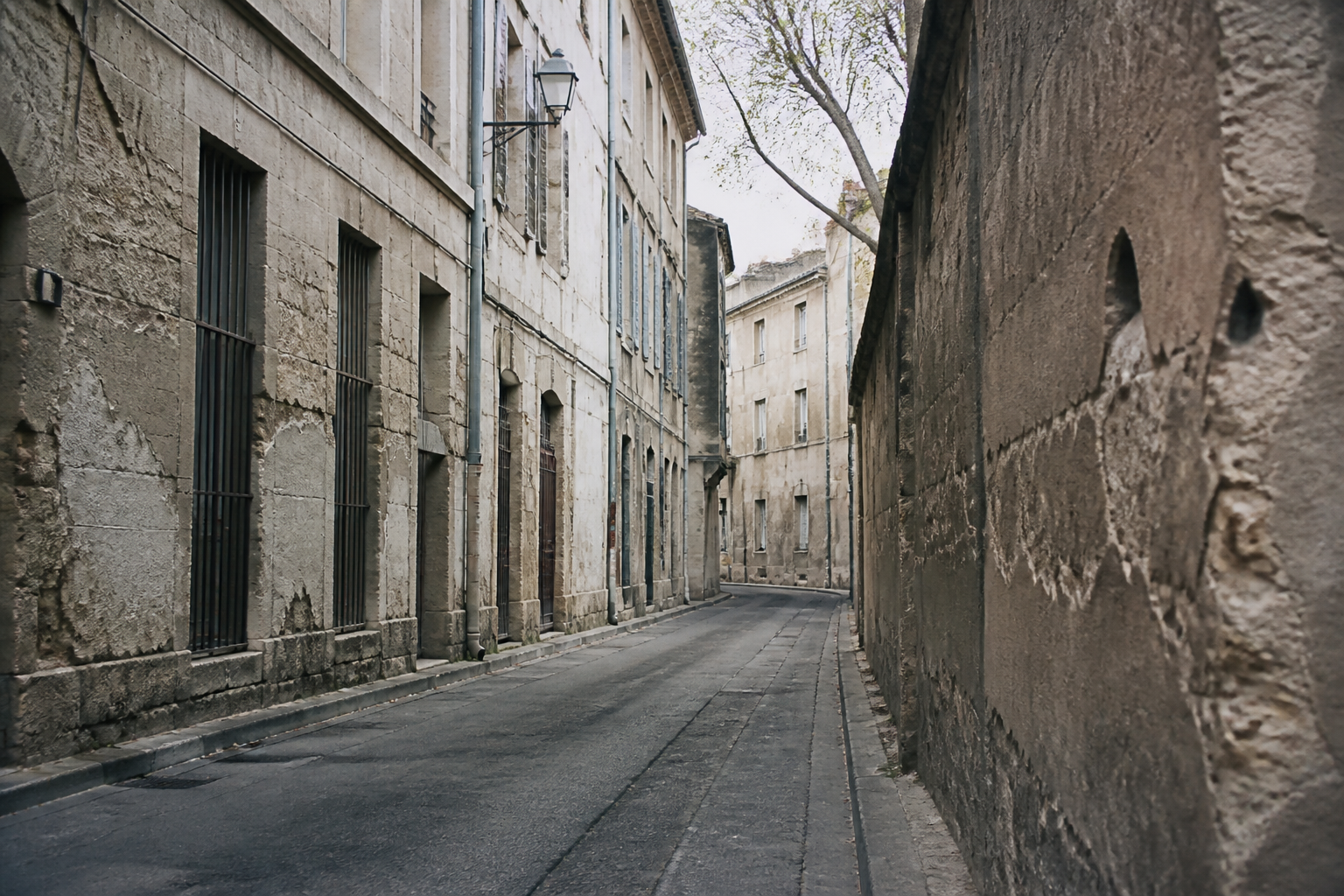 rues desertes avignon avec facades degradees et affiches signalisation danger