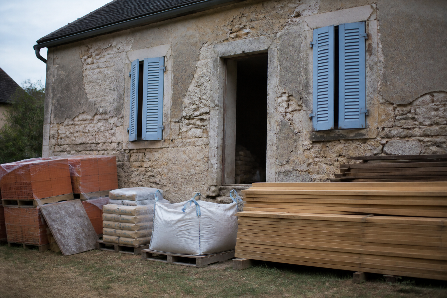 Maison ancienne avec facade usee recevant materiaux renovation