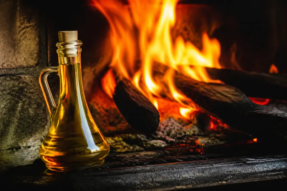 Bouteille huile pres de flammes orange brillantes