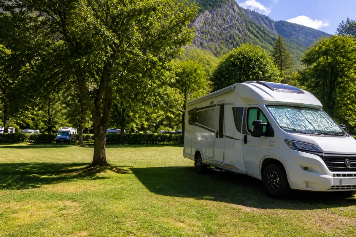 Camping-car parking securise terrain herbe arbres
