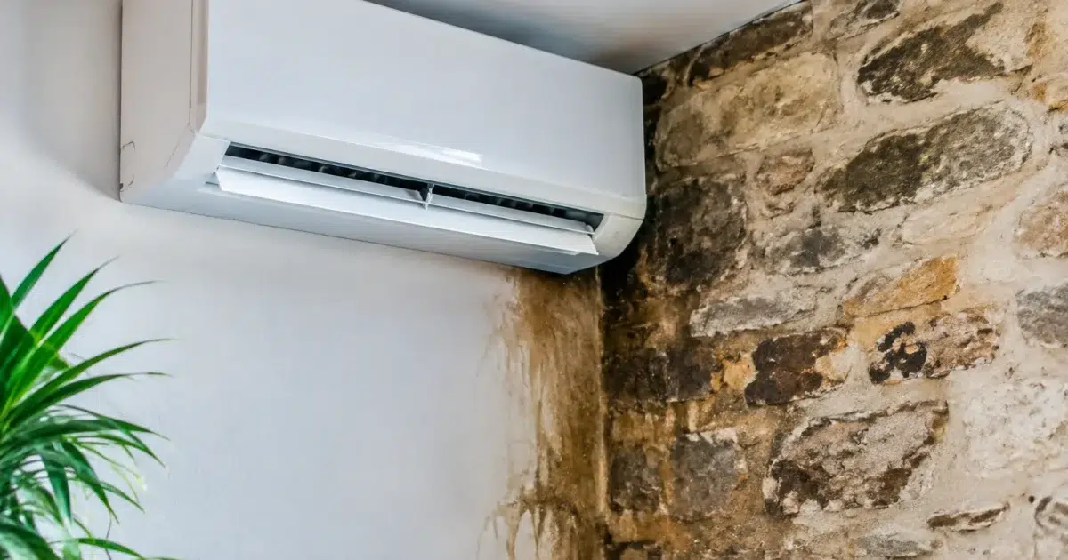 Climatiseur mural fixe contre pierre humide après partition
