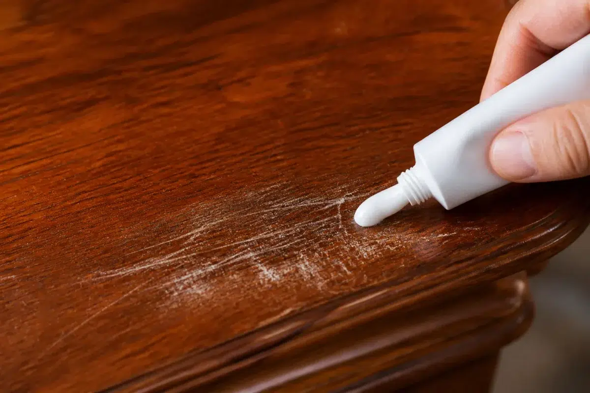 Tube dentifrice blanc efface rayures légères bois meuble