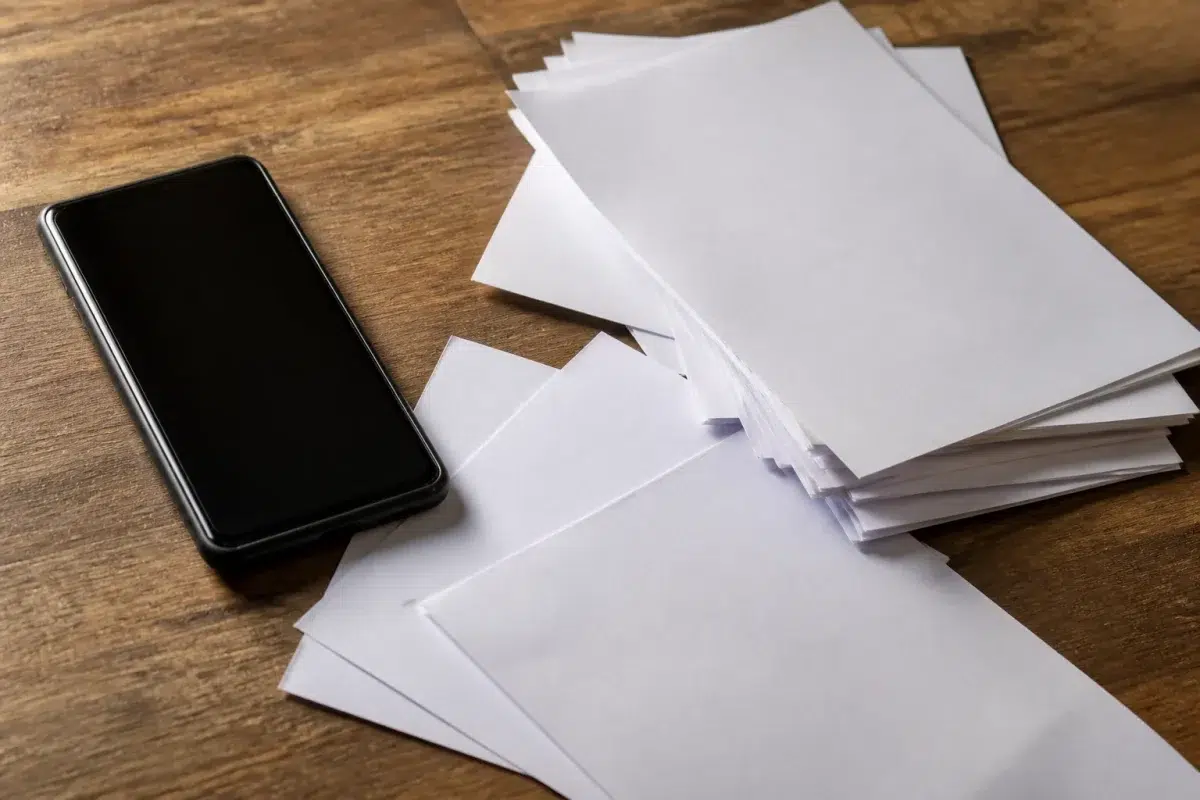 Telephone et documents ecrits prouvant communication entre voisins