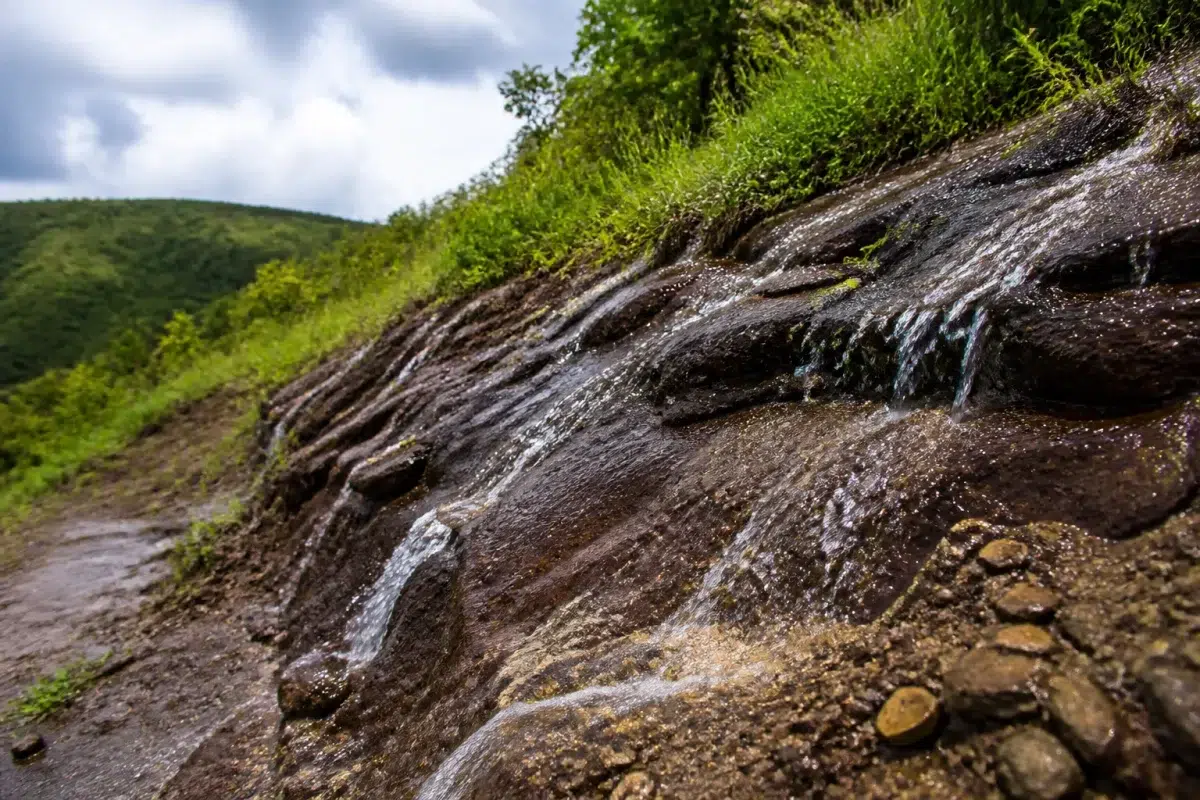 Eau ruisselant sur terrain surélevé après orage