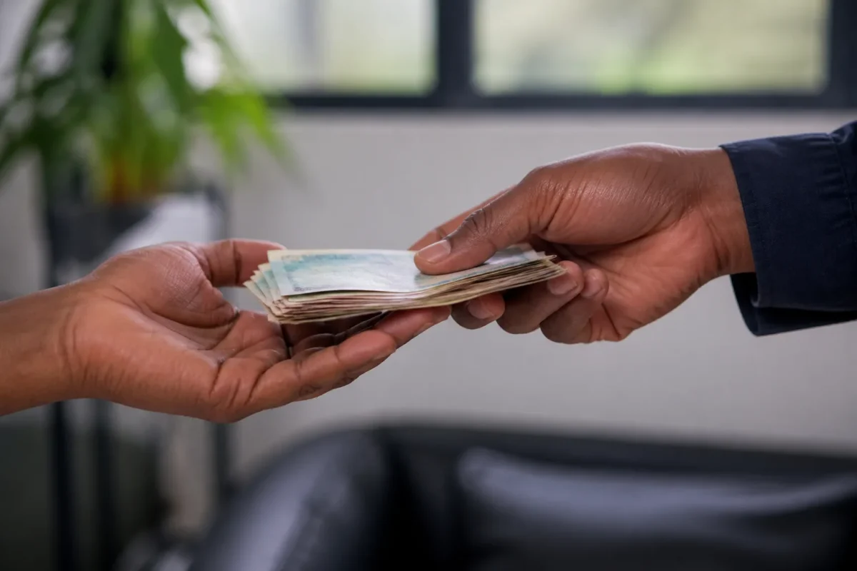 Main recevant argent sans formulaires administratifs