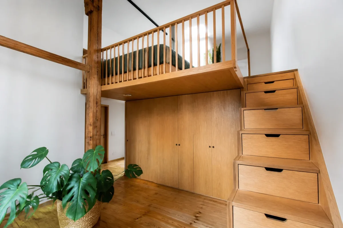 Mezzanine lit bois escalier rangements integres minimaliste