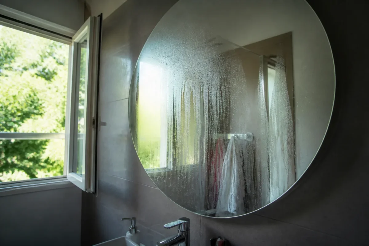 Miroir embue fenetre ouverte salle de bain