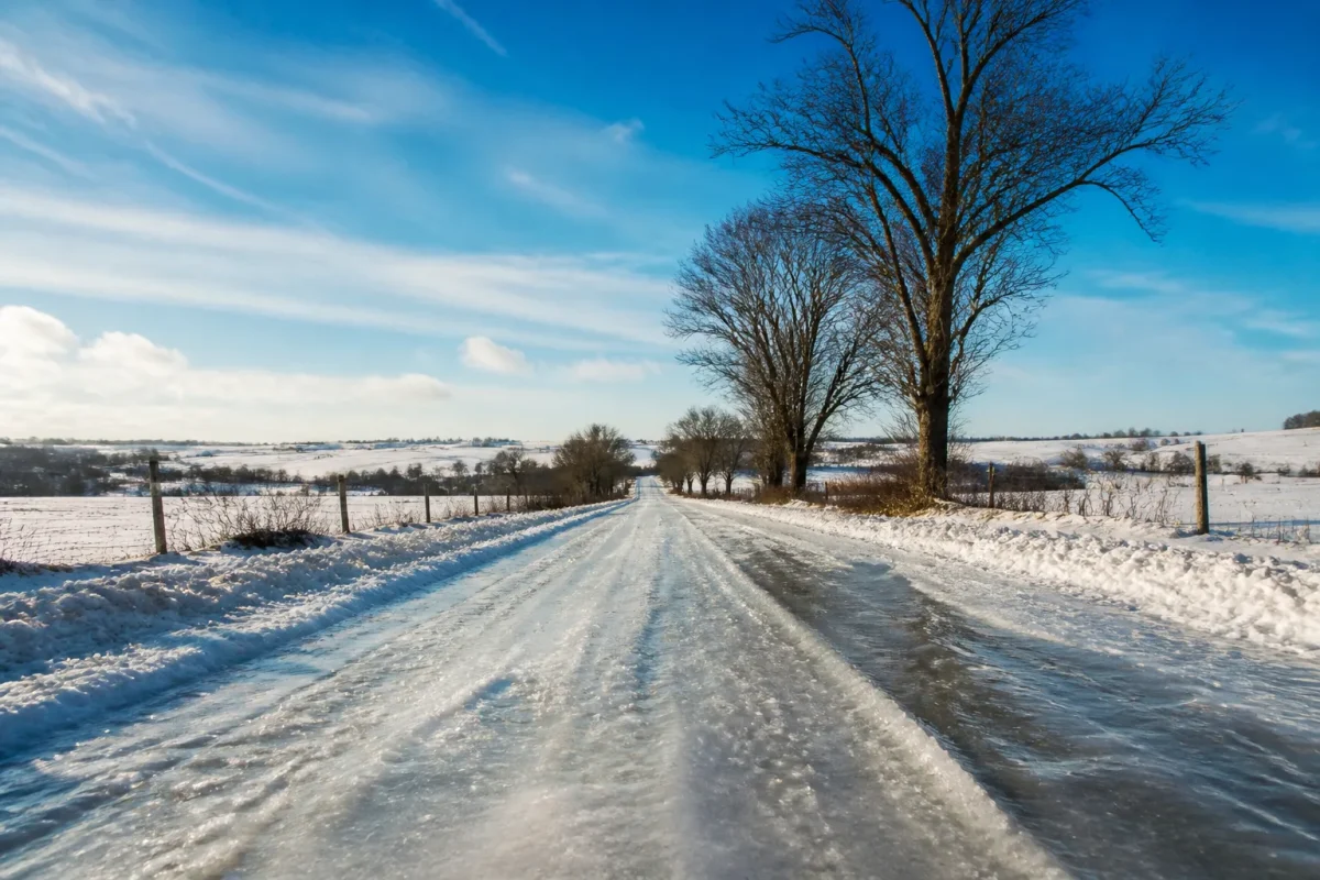 Route gelee dans campagne isolee sous neige