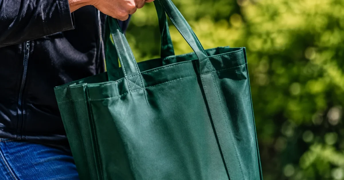 Sac plié montrant parois epaisses et poignees robustes