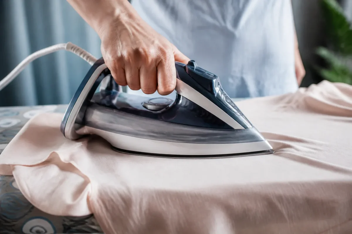 Semelle de fer avec tissu délicat à température réglée