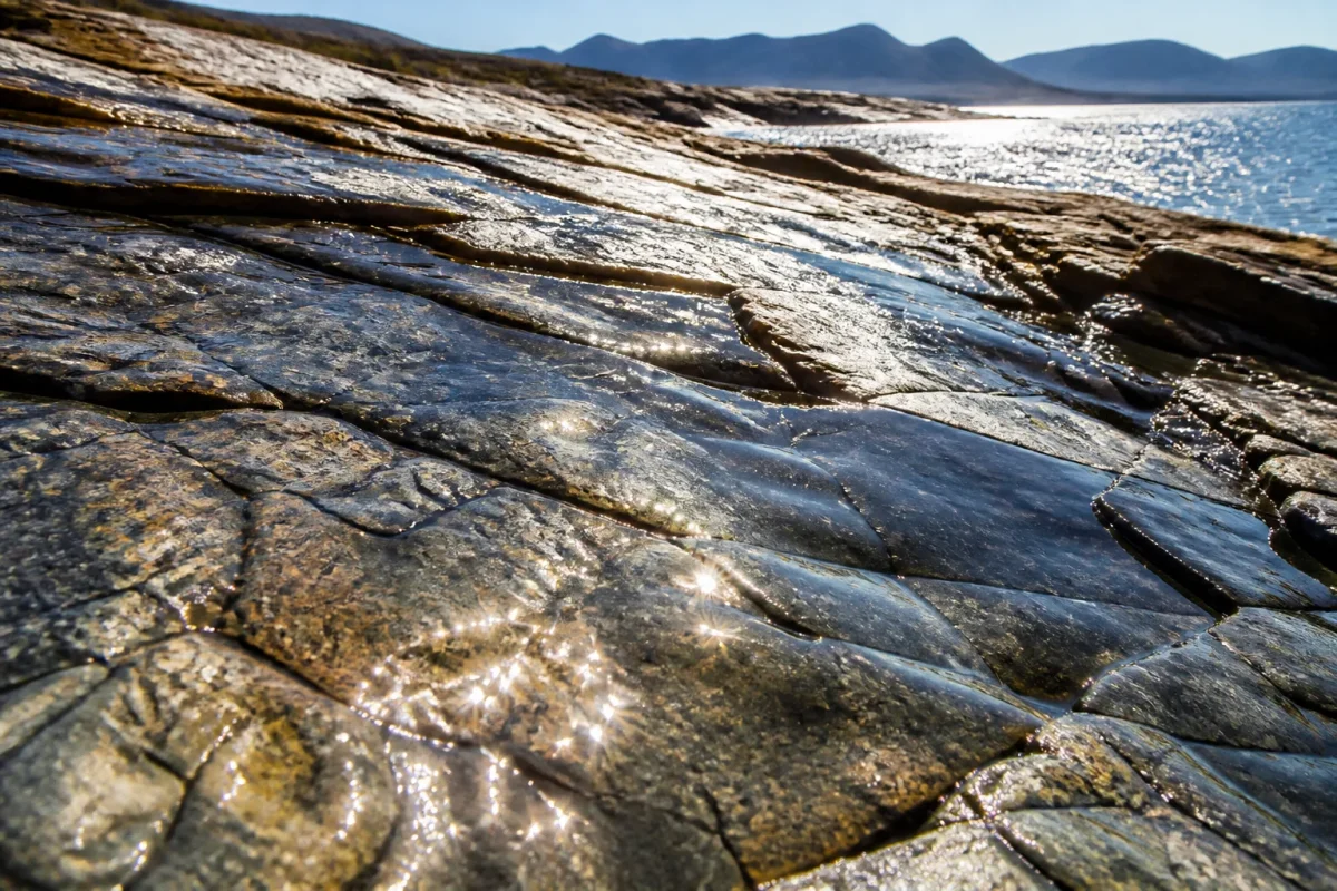 Surface brillante reflechissant les rayons du soleil