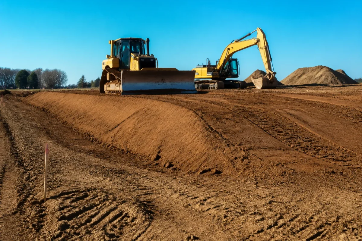 Terrain sureleve avec marquages et equipement de construction