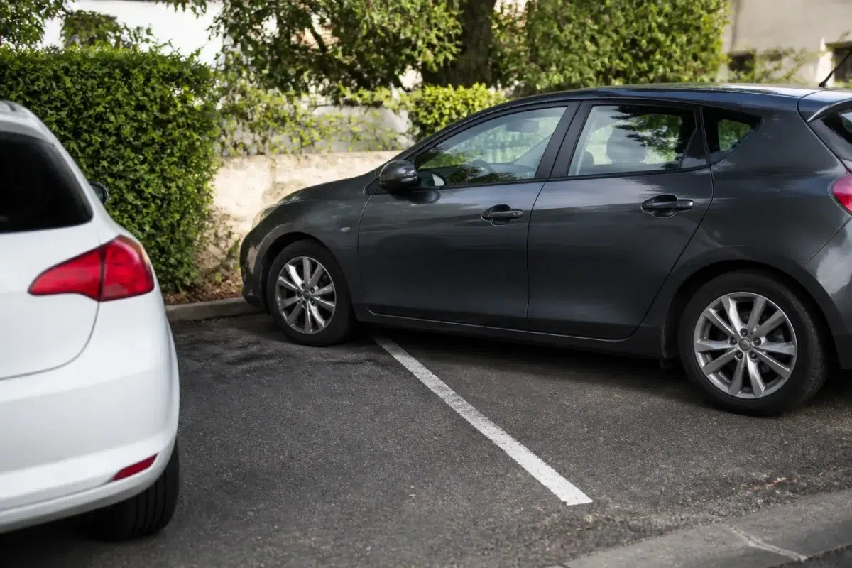 Voiture mal garee bloquant place de parking privee