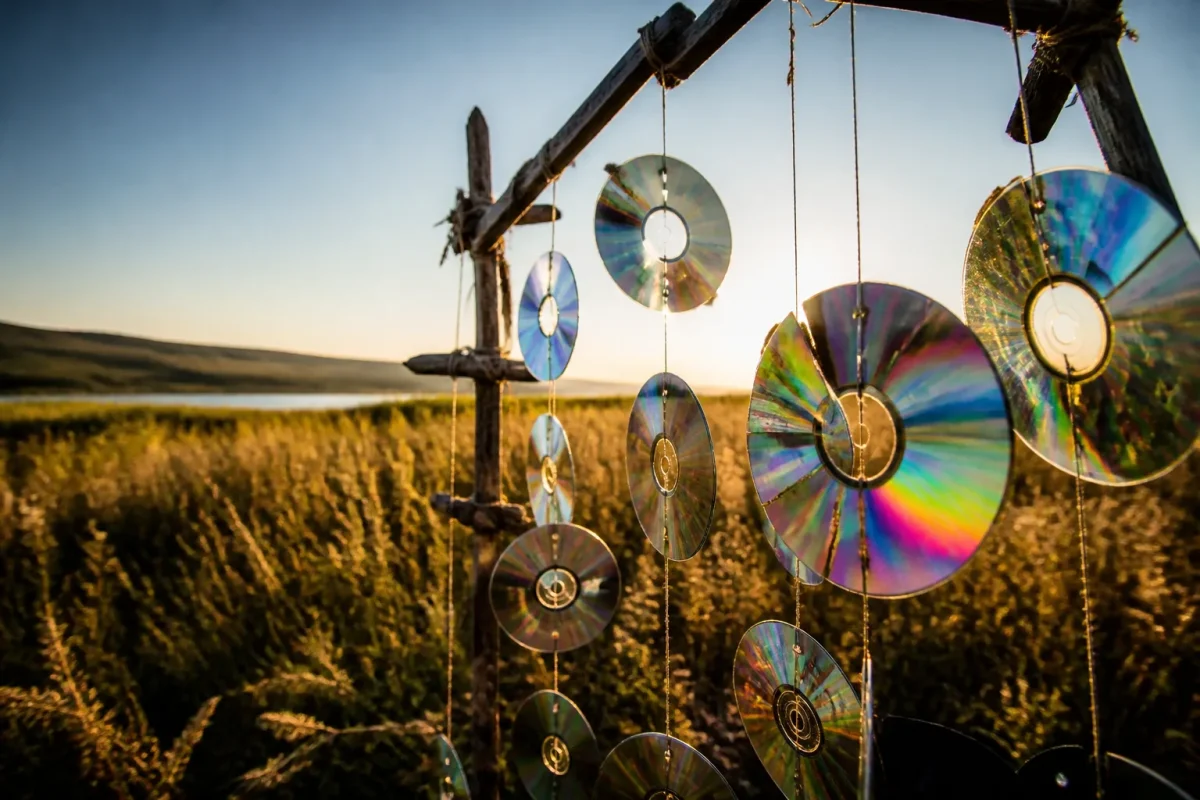 Vieux CD recycles brillants au vent dans un champ