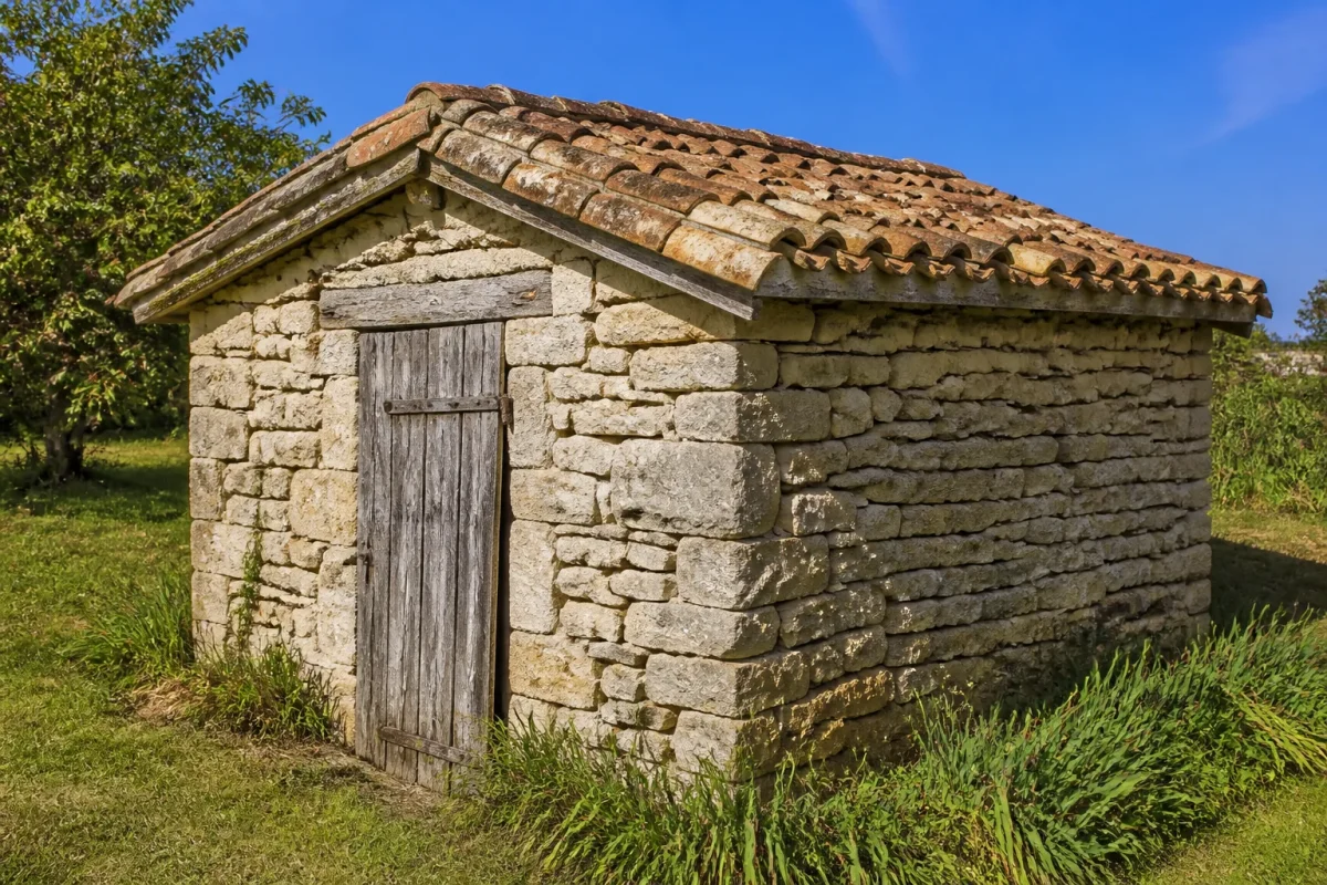 Petite construction fermee surface delimitee murs toit