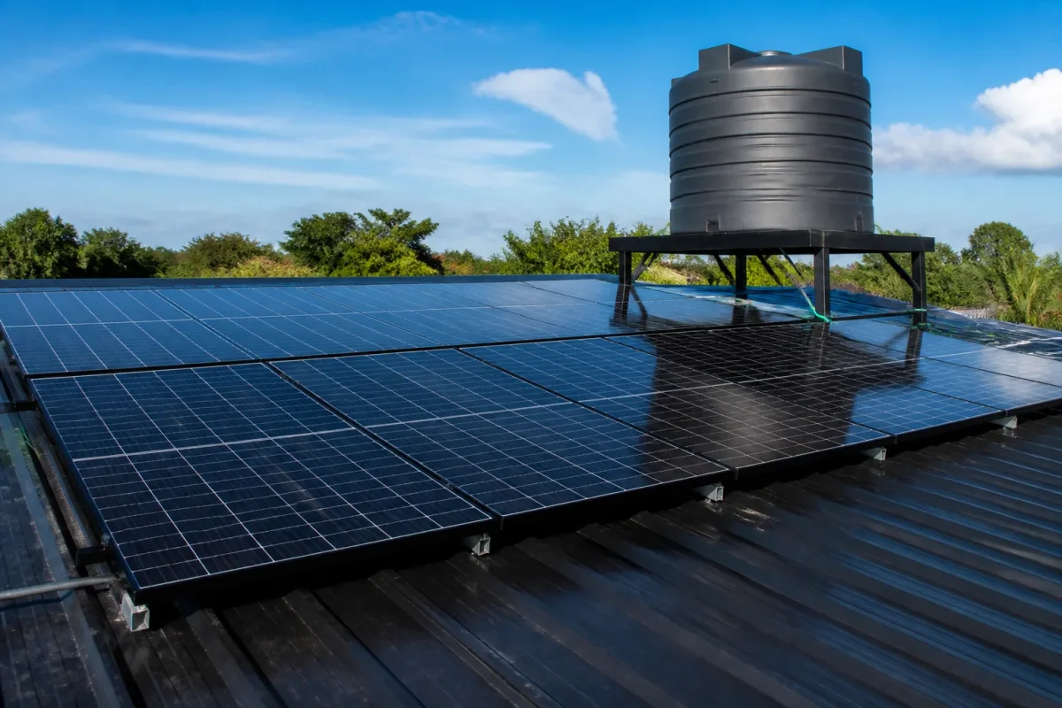 Panneaux solaires noirs et reservoir eau sur toit