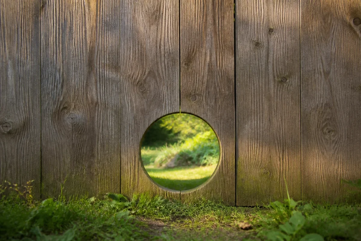 Petit passage rond dans une cloture en bois