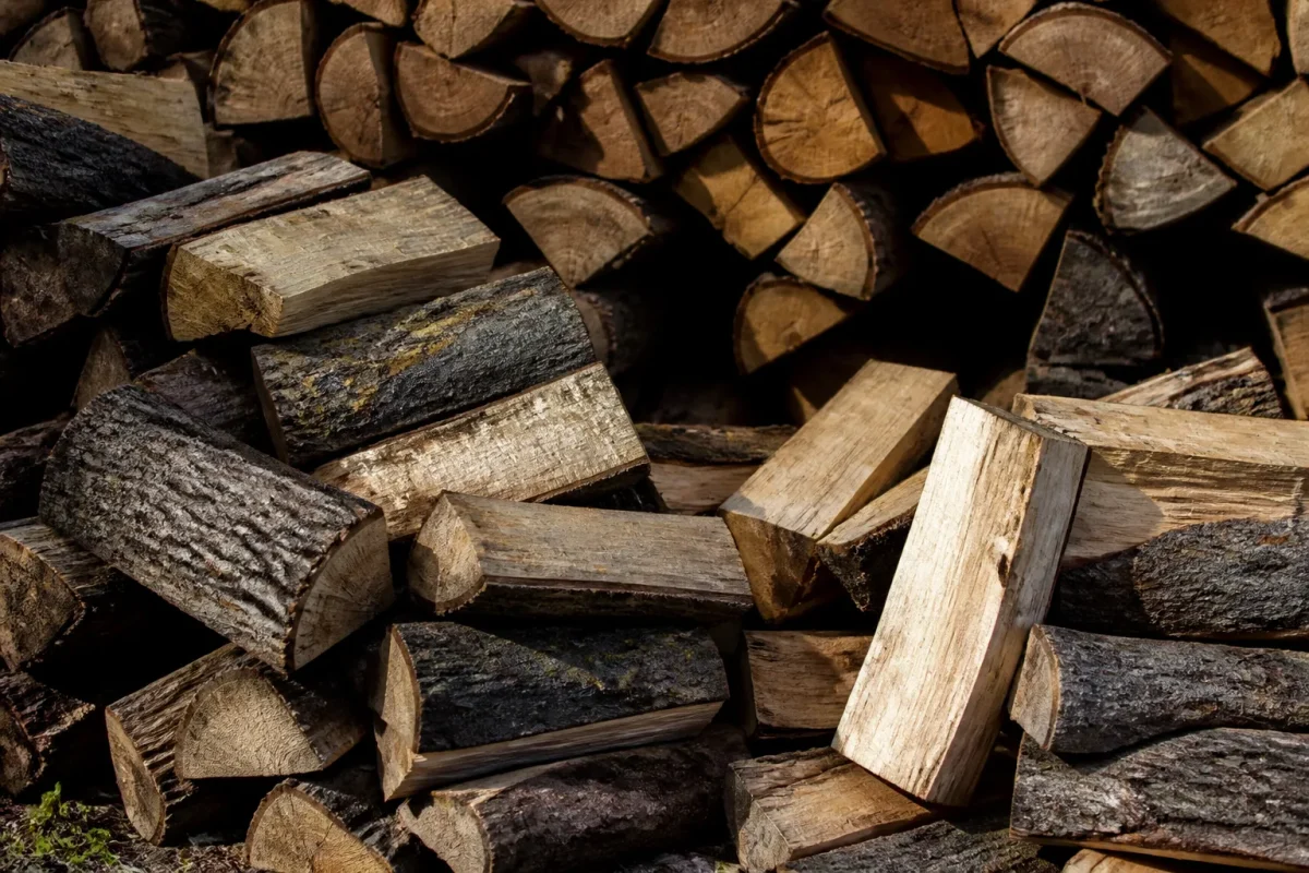 Tas de buches de bois avec espaces vides apparents